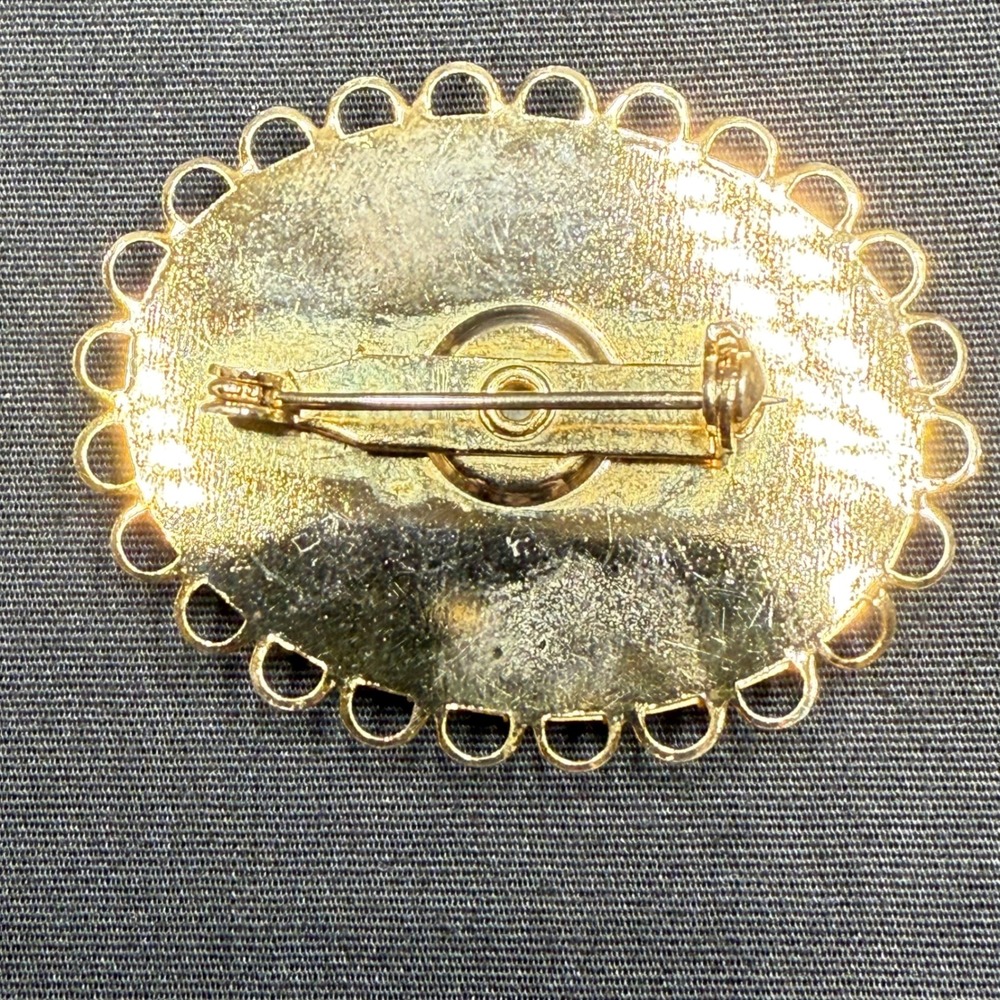 Vintage Gold Tone Oval Mother of Pearl Shell Wire Loop Border Brooch Pin 80s - Picture 5 of 9